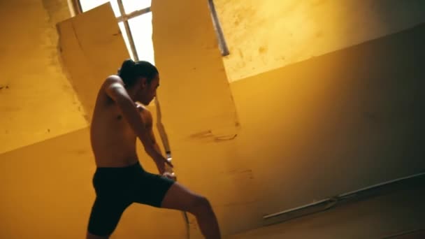 Saçı Bağlı Çıplak Vücutlu Bir Adam Odanın Bir Köşesinde Sarı — Stok video