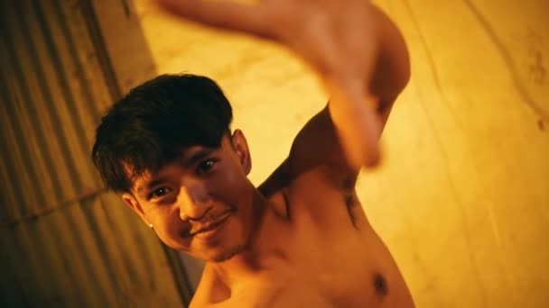 一个没有衣服的同性恋在一座老房子的角落里自由而敏捷地跳舞 — 图库视频影像