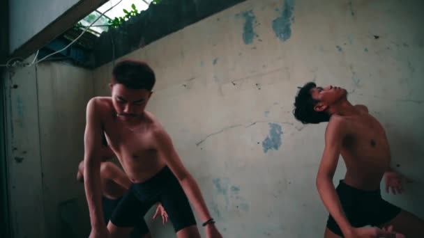 Молодий Чоловік Танцює Хіп Хоп Покинутій Будівлі Концепцією Міської Культури — стокове відео