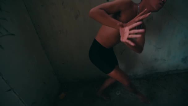 Mladý Muž Tančí Hip Hop Opuštěné Budově Koncepcí Městské Kultury — Stock video
