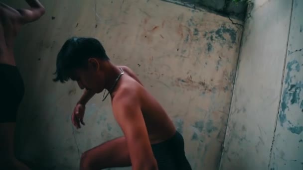 一个带着城市文化和青年文化理念的青年男子在一座废弃的建筑里跳嘻哈 — 图库视频影像