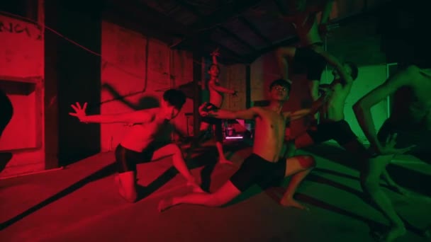 Bir Grup Asyalı Çıplak Vücutlu Adam Karanlık Bir Odada Neon — Stok video