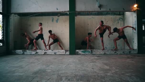 Группа Молодых Людей Практикующих Йогу Стоящих Одной Ноге Перед Стеной — стоковое видео