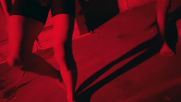 Ноги Ноги Молодого Человека Стоящего Танцующего Улице Неоновым Светом Темной — стоковое видео