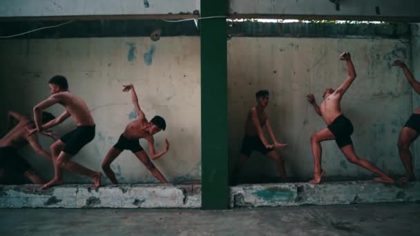 Gruppo Giovani Uomini Che Praticano Yoga Piedi Una Gamba Davanti — Video Stock