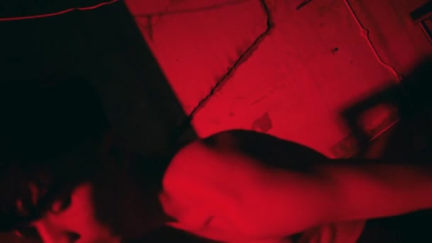 一个穿着红色内衣的性感肌肉男人在黑暗的房间里跳舞 模糊的轮廓 恐怖片 — 图库视频影像