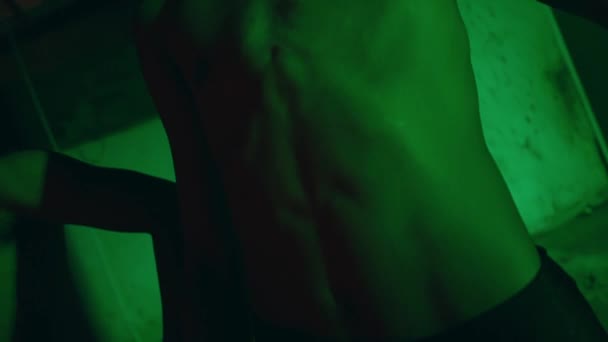 Азиат Голым Туловищем Танцует Ночном Клубе Красочные Световые Эффекты — стоковое видео
