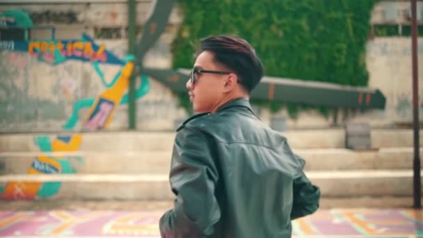 Homem Asiático Uma Jaqueta Couro Calças Pretas Está Posando Meio — Vídeo de Stock