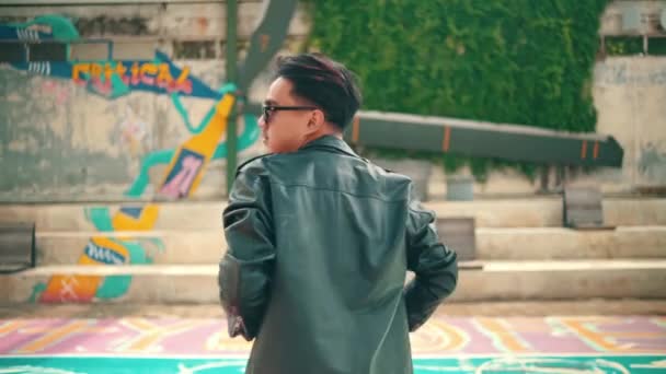 Homem Asiático Uma Jaqueta Couro Calças Pretas Está Posando Meio — Vídeo de Stock