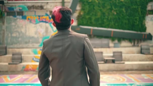Seorang Pria Asia Dengan Blazer Dan Celana Hitam Berdiri Tengah — Stok Video