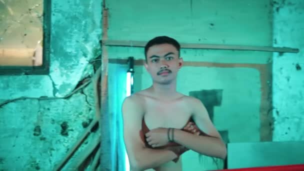 Uomo Asiatico Con Muscoli Muscolosi Posa Nuda Mentre Piedi Vecchio — Video Stock