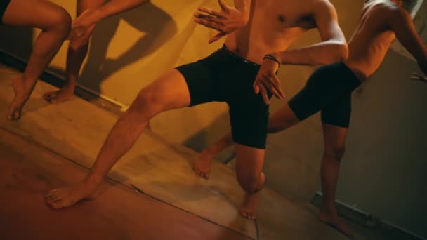 一群同性恋男人在一幢老房子里摆着姿势跳舞 没有衣服 也没有什么表情 — 图库视频影像
