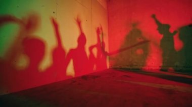 Grunge 'da dans eden insanların siluetleri seçici bir şekilde geceye odaklanmış.
