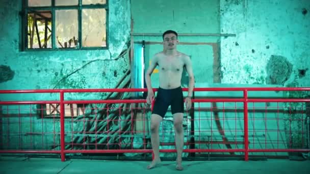 Uomo Asiatico Con Muscoli Muscolosi Posa Nuda Mentre Piedi Vecchio — Video Stock