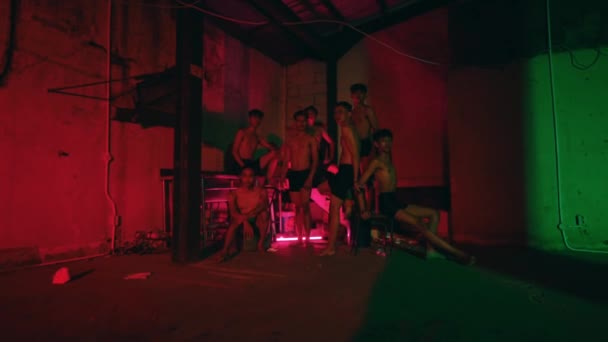 Veduta Gruppo Giovani Che Danzano Edificio Buio Abbandonato Con Luci — Video Stock