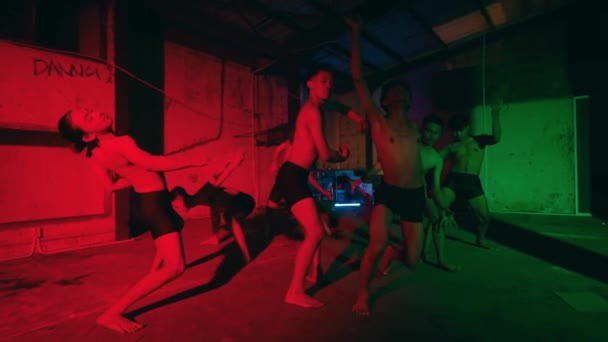 Вид Группу Молодых Людей Танцующих Темном Заброшенном Здании Неоновыми Огнями — стоковое видео
