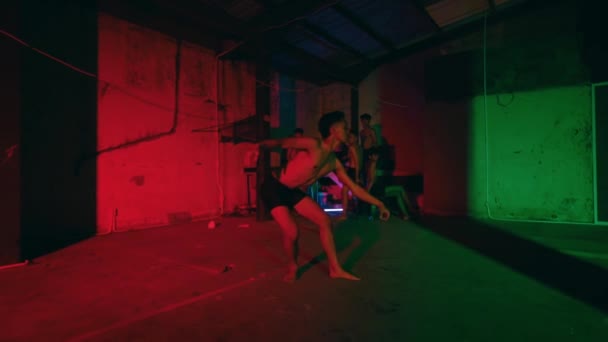 Pohled Skupinu Mladých Lidí Tančících Tmavě Opuštěné Budově Neonovými Světly — Stock video