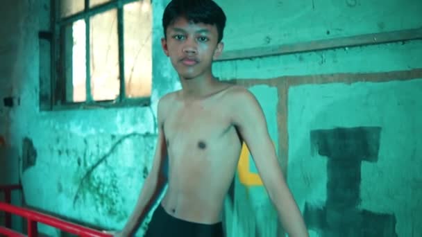 Uomo Con Corpo Sottile Nudo Che Posa Solo Con Espressione — Video Stock