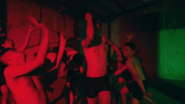 Grupa Młodych Ludzi Tańczy Ciemnym Garażu Neonem Nocy Skupienie Selektywne — Wideo stockowe