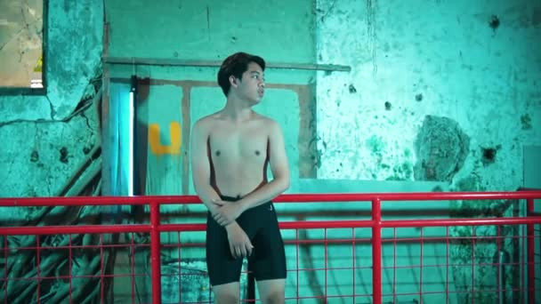 Ein Mann Mit Dünnem Und Nacktem Körper Posiert Allein Mit — Stockvideo