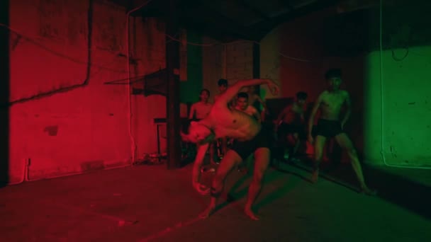 Grupa Młodych Ludzi Tańczy Ciemnym Garażu Neonem Nocy Skupienie Selektywne — Wideo stockowe