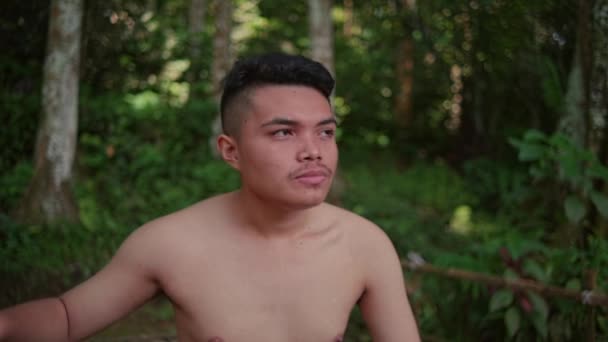 Genç Asyalı Bir Adamın Portresi Ahşap Bir Masada Oturuyor Ormanda — Stok video