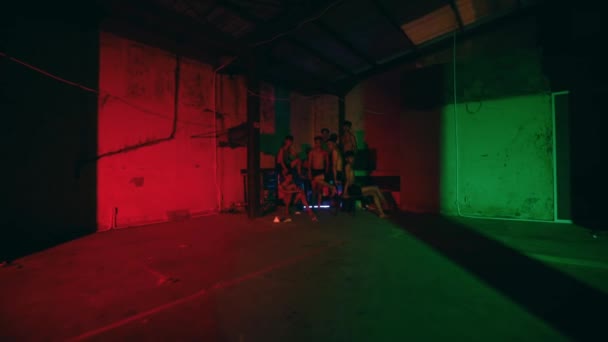 Gruppo Giovani Che Ballano Nel Garage Buio Con Neon Notte — Video Stock