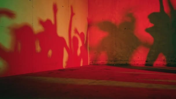 Táncoló Emberek Sziluettjei Egy Grunge Szobában Szelektív Fókusszal Éjszakára — Stock videók