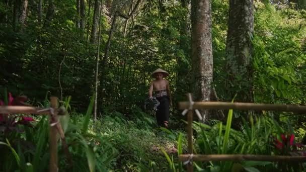 Азиатский Человек Соломенной Шляпе Идет Тропе Тропическом Лесу Вид Сзади — стоковое видео