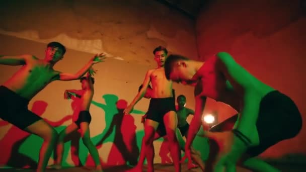 Skupina Tanečníků Tančících Moderní Tanec Tmavé Místnosti Osvětlené Neonovým Světlem — Stock video