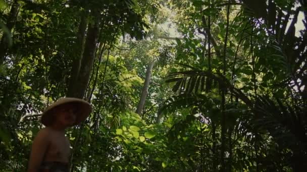 Мужчина Соломенной Шляпе Идущий Зеленом Лесу Проходит Через Женщину Красном — стоковое видео