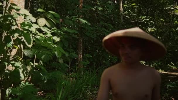 Niño Con Sombrero Paja Pecho Desnudo Está Caminando Solo Bosque — Vídeo de stock