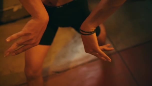 Skupina Gayů Pózujících Tančících Společně Bez Šatů Prázdných Výrazů Staré — Stock video