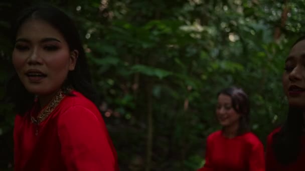 Jovem Roupas Tradicionais Vermelhas Cabelos Pretos Longos Andando Junto Com — Vídeo de Stock