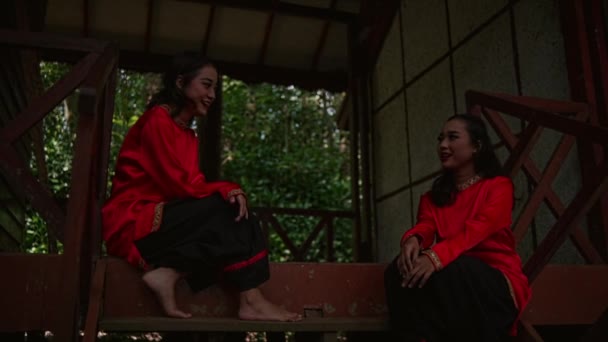Μια Ομάδα Ταϊλανδών Γυναικών Κόκκινα Φορέματα Που Κάθονται Στις Ξύλινες — Αρχείο Βίντεο
