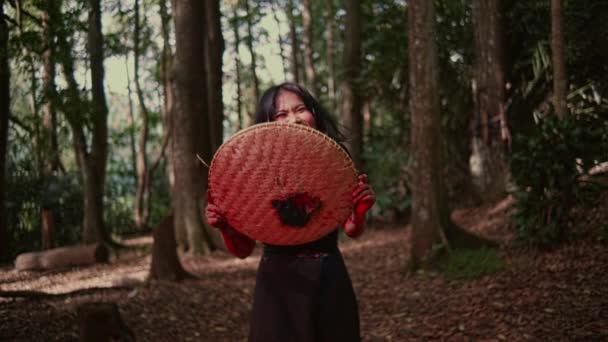 Une Femme Asiatique Folle Rit Tout Soulevant Récipient Bambou Tissé — Video