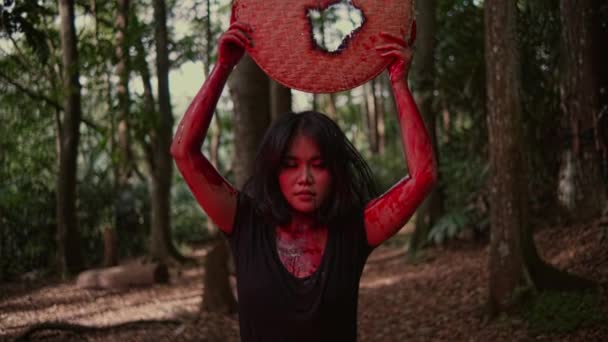 Wanita Asia Gila Tertawa Sambil Mengangkat Wadah Bambu Tenunan Yang — Stok Video