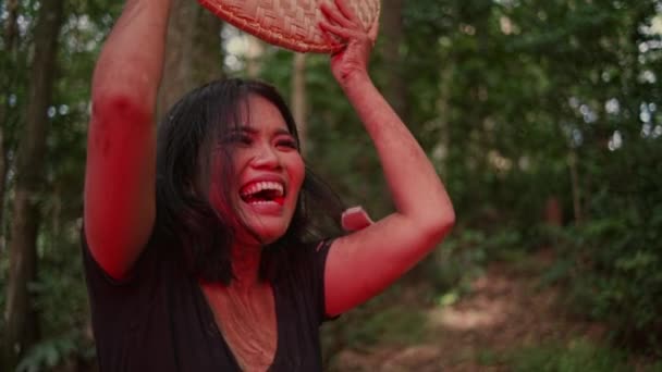 Szalona Azjatycka Kobieta Śmieje Się Podczas Podnoszenia Tkany Bambusowy Pojemnik — Wideo stockowe