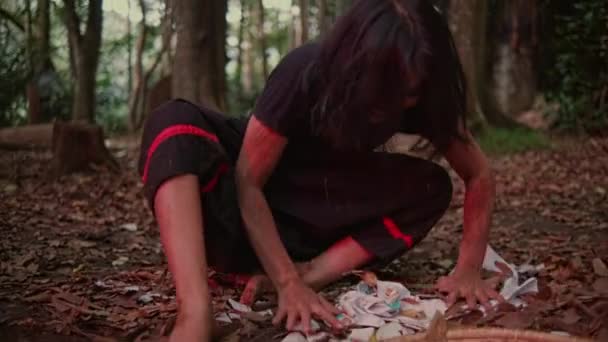 Сумасшедшая Азиатка Черной Одежде Играет Сломанной Тарелкой Земле Лесу — стоковое видео