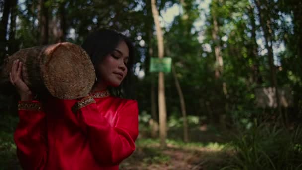 Asiatin Roter Bluse Mit Baumstamm Auf Den Schultern Nachmittag Wald — Stockvideo