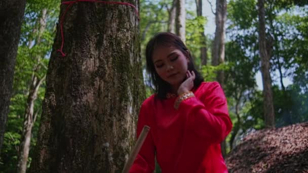 Asiatisk Kvinna Röd Skjorta Står Trädstam Skogen Och Sveper Hel — Stockvideo
