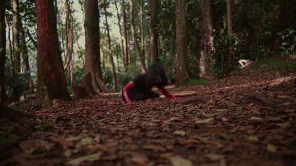 Une Femme Asiatique Folle Rampant Dans Douleur Ensanglantée Sous Sol — Video