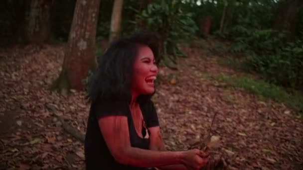 Uma Mulher Asiática Louca Rindo Meio Floresta — Vídeo de Stock