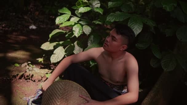 Тайский Мужчина Традиционном Костюме Сидит Скамейке Возле Беседки Джунглях Утром — стоковое видео
