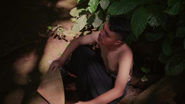 Hombre Tailandés Traje Tradicional Sentado Banco Cerca Del Cenador Selva — Vídeo de stock