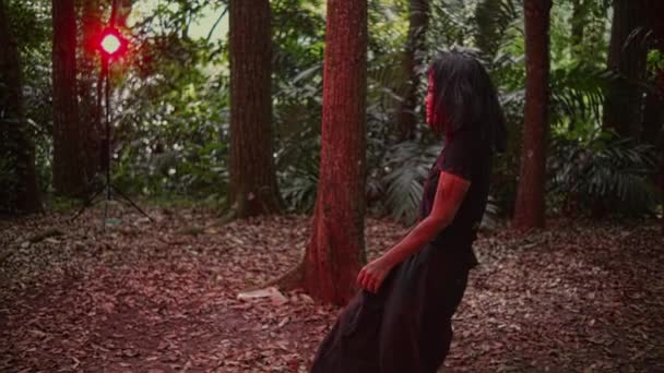 Азійка Чорному Одязі Стоїть Зламаній Керамічній Пластині Посеред Лісу — стокове відео