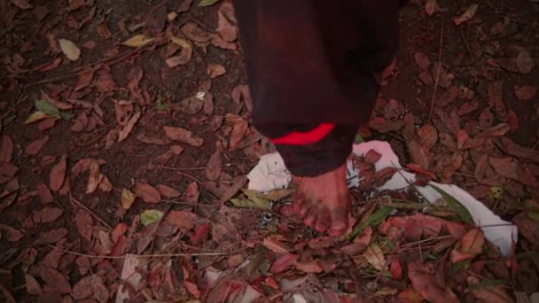 森の真ん中にある壊れた陶板の周りに黒い服を着たアジア系の女性 — ストック動画