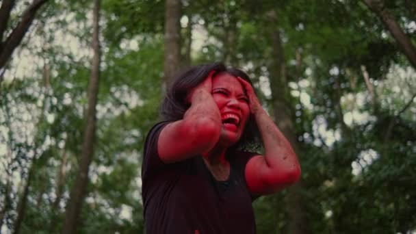 Ormanın Ortasında Kırık Bir Seramik Tabağın Etrafında Duran Siyah Elbiseli — Stok video