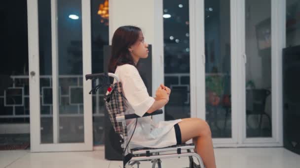 Une Femme Asiatique Handicapée Est Assise Dans Fauteuil Roulant Avec — Video