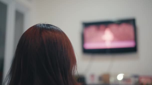 Une Femme Asiatique Assise Dans Fauteuil Roulant Regarde Télévision Avec — Video
